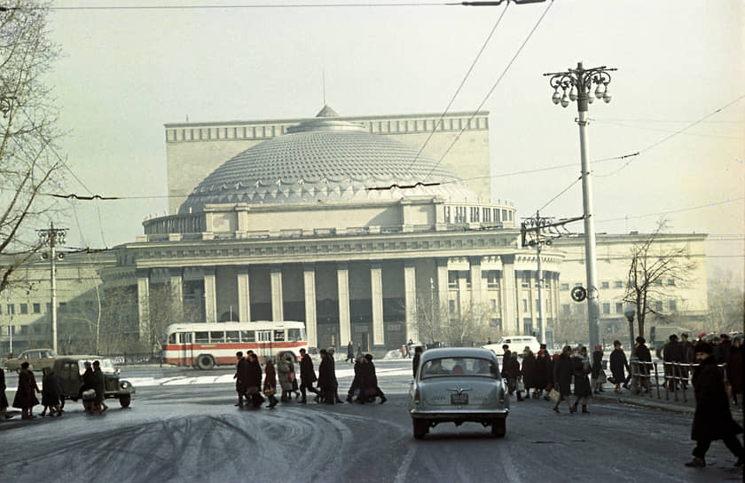 Здание Новосибирского театра оперы и балета, зима 1965 года