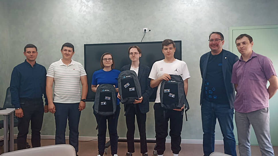 Талантливые выпускники получили в награду профнаборы от «Группы Астра»