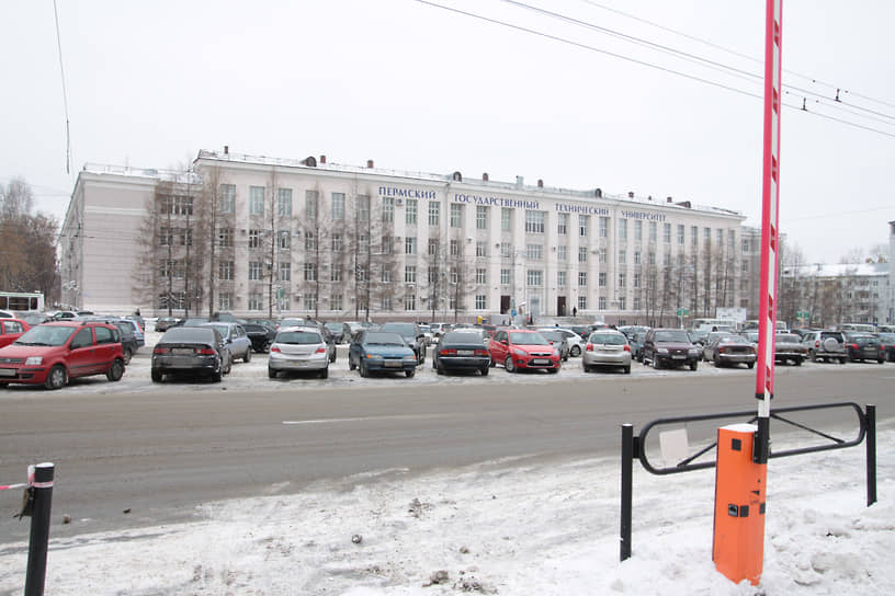 Здание Пермского Государственного Технического Университета.