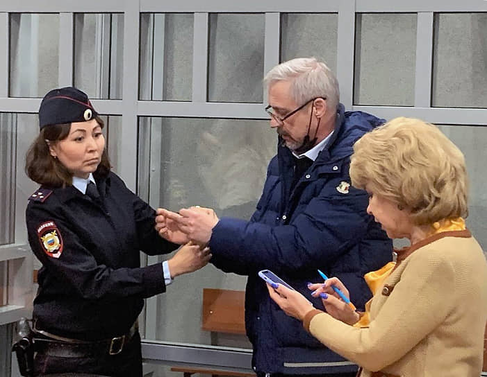 Андрей Туев (в центре) во время вынесения приговора