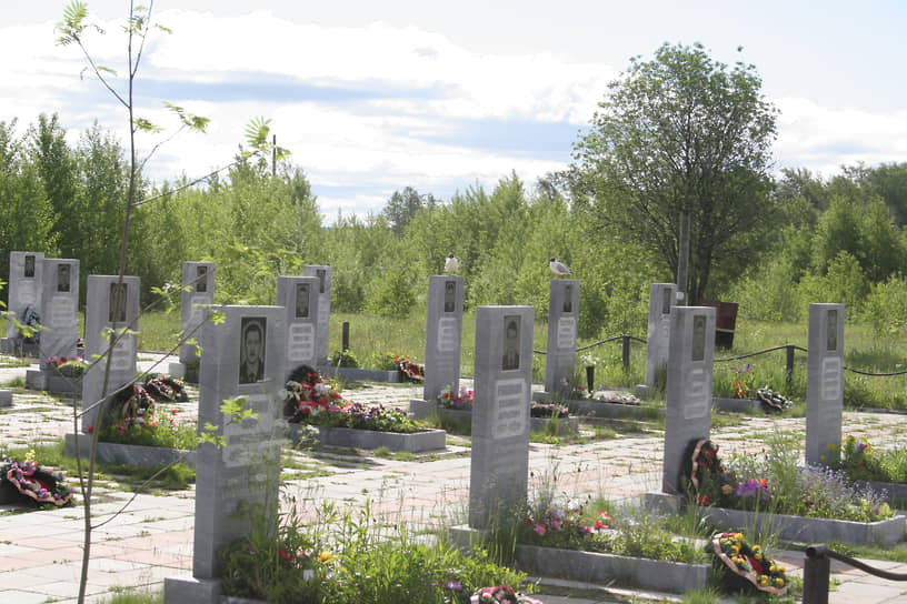 Кладбище в Березниках, где похоронены бойцы ОМОН, 2007 год