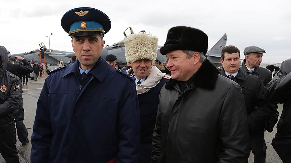 Губернатор Виктор Басаргин и командир «Сокола» Нияз Мирзоев на мероприятиях, посвященных 60-летию авиационной базы. 2012 год