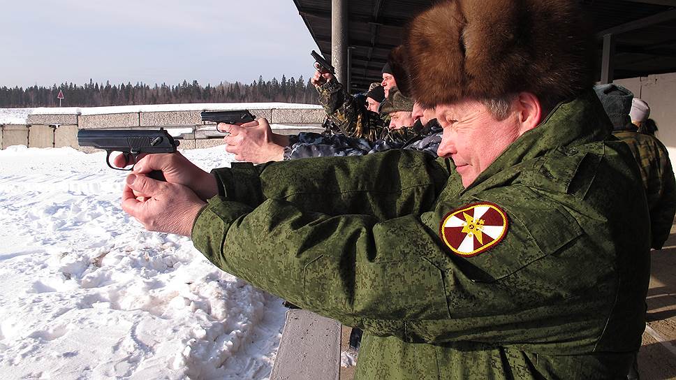 Губернатор Виктор Басаргин на стрельбище с пистолетом ПМ. 2013 год