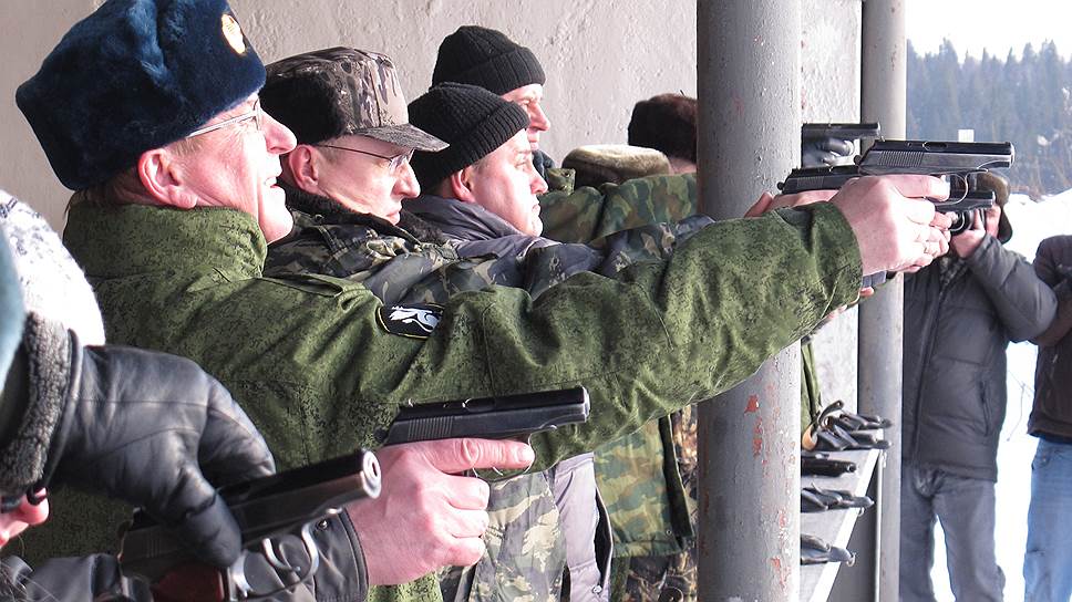 Председатель правительства Пермского края Геннадий Тушнолобов с пистолетом ПМ. 2013 год