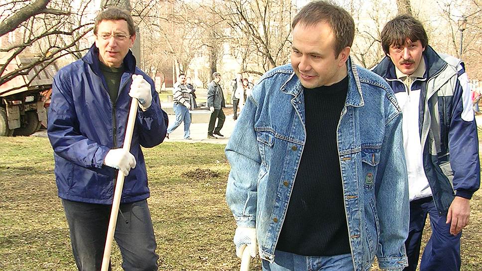 Губернатор Пермского края Олег Чиркунов (в центре) и вице губернатор Николай Яшин (справа) на субботнике возле театра оперы и балета, 2005 год.