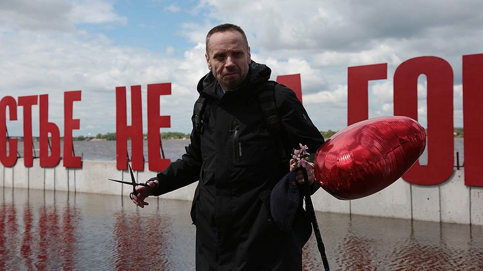 Празднование Дня города. Автор объекта «Счастье не за горами» Борис Матросов.