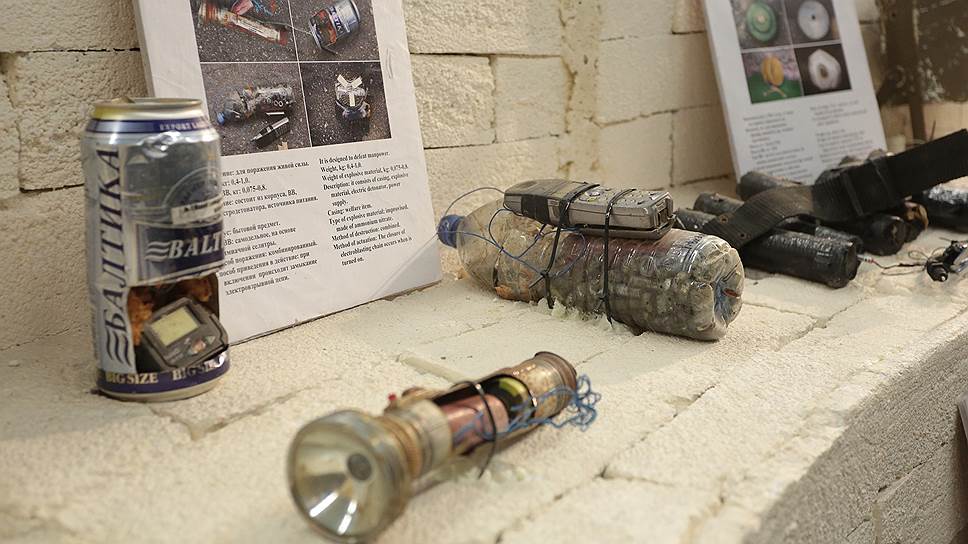 Самодельные взрывные устройства боевиков, закамуфлированные под банку пива и фонарь.