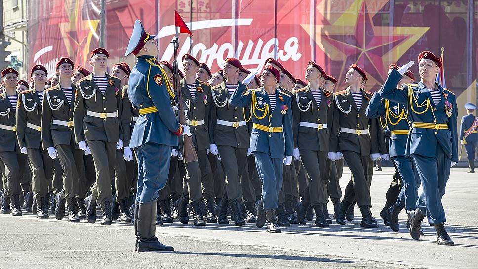 В параде принимают участие военнослужащие нацгвардии.