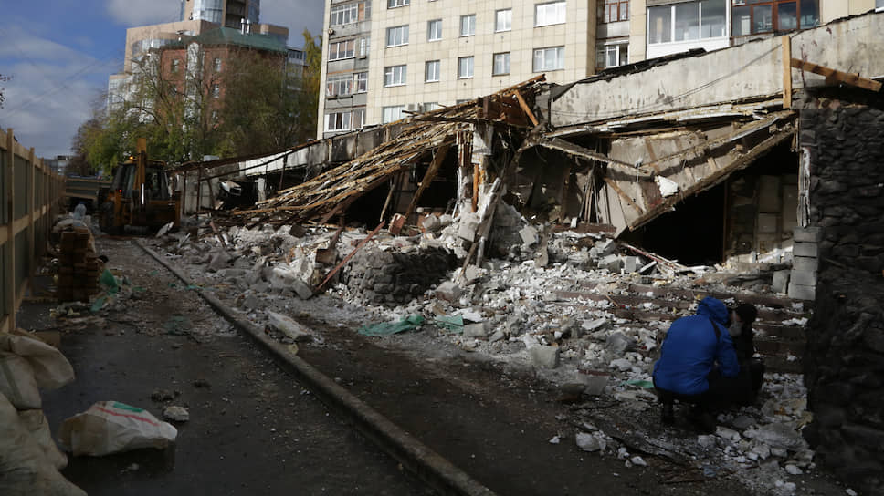 Помещение находилось в федеральной собственности. Из-за нарушений при сдаче его в аренду лишился должности глава теруправления Леонид Ли. Само здание было передано в муниципальную собственность.