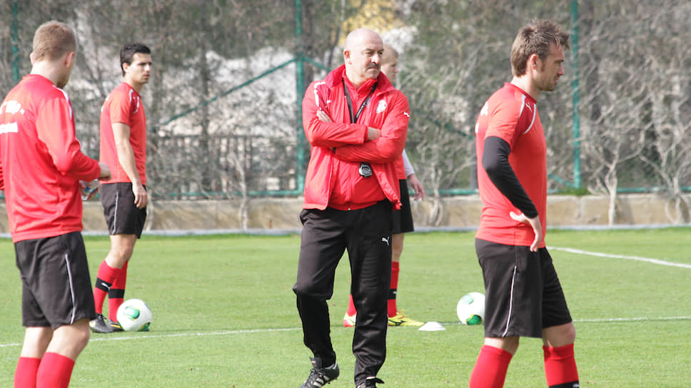 В 2013 году «Амкар» непродолжительный период тренировал нынешний наставник сборной России Станислав Черчесов.