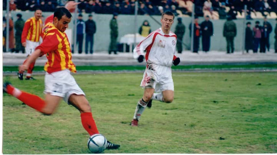 В 1998 году «красно-черные» набрали 93% возможных очков и забили 100 мячей. «Амкар», заняв первое место, получил право выступать в первом дивизионе, в котором «застрял» на долгие пять лет. В премьер-лигу успел выйти известный «конкурент» пермяков — казанский «Рубин». Однако в ноябре 2003 года «амкаровцы» обыграли на своем поле «Факел-Воронеж» со счетом 2:0, что позволило клубу стать чемпионами первого дивизиона и завоевать путевку в премьер-лигу чемпионата России. Еще весной такой разворот событий трудно было предполагать. После 12 туров первенства «Амкар» шел на 16-м месте в таблице и боролся за выживание в первом дивизионе. Однако, проиграв в начале мая «Уралу» в Екатеринбурге, пермяки не уступали никому вплоть до августа. На фото: «Амкар» — «Алания» (Владикавказ), в игре нападающий Сергей Волков.
