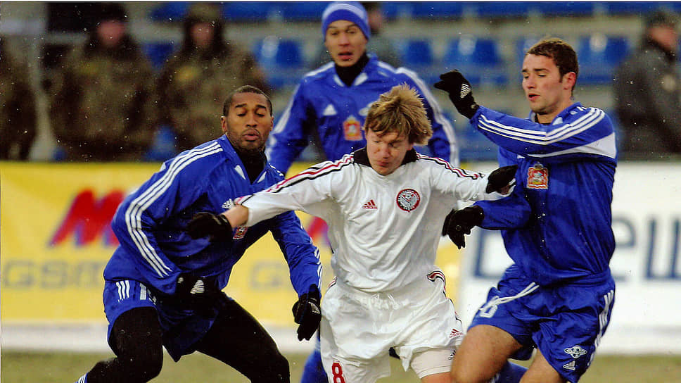 В премьер-лиге клуб не потерялся и стал крепким середнячком. В первом сезоне он занял 11-е место, в 2005 году — 12-е. На фото: «Амкар» — «Сатурн» (Раменское), 2005 год.