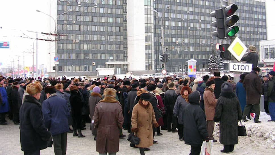 Пенсионеры пообещали, что митинги будут проходить в Перми каждый день, «пока не будут возвращены льготы», и уже 19 января они собрались в центре Перми вновь. В этот раз их оказалось поменьше — несколько сотен.