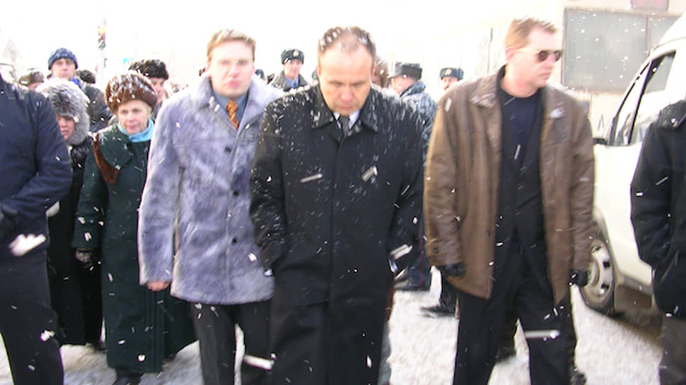 К этому времени в Пермь успел вернуться губернатор Олег Чиркунов, пообещав, что организаторам митинга придется возместить убытки от простоя городских трамваев. Была наготове и полиция, которая накануне фактически не стала вмешиваться в протестную акцию.