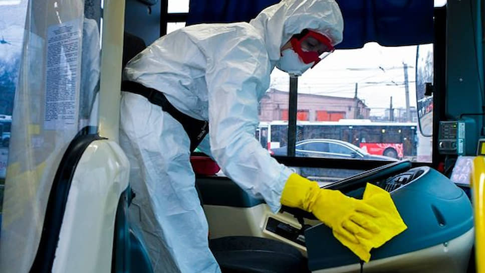 Городские власти поручили перевозчикам проводить обработку поручней и ручек после каждого рейса.