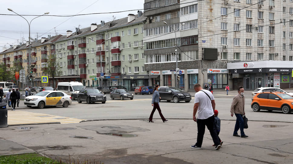 В центре Перми уже второй день множество автотранспорта и прохожих. Уровень самоизоляции города, бывший в числе лучших в рейтинге «Яндекса» в течение апреля, рухнул в мае до 1,7–1,8.