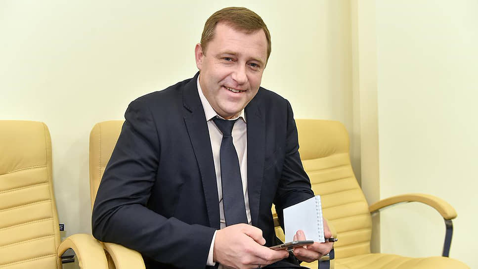 Ключевую структуру администрации губернатора — департамент внутренней политики возглавил бывший секретарь краевой избирательной комиссии Александр Смертин, которого связывают давние отношения с губернатором. Сегодня чиновник является главным доверенным лицом губернатора в части подготовки списков кандидатов на предстоящих больших выборах. 