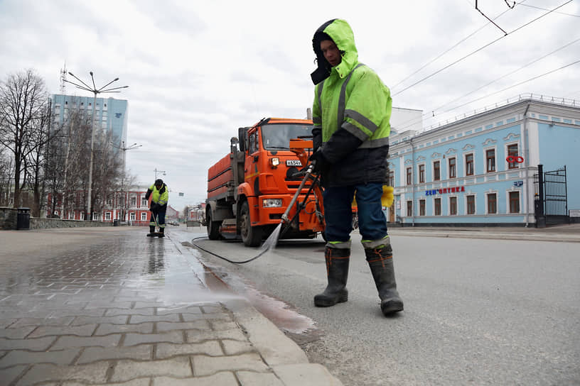 Коммунальные службы кроме уборки улиц занимались их дезинфекцией.