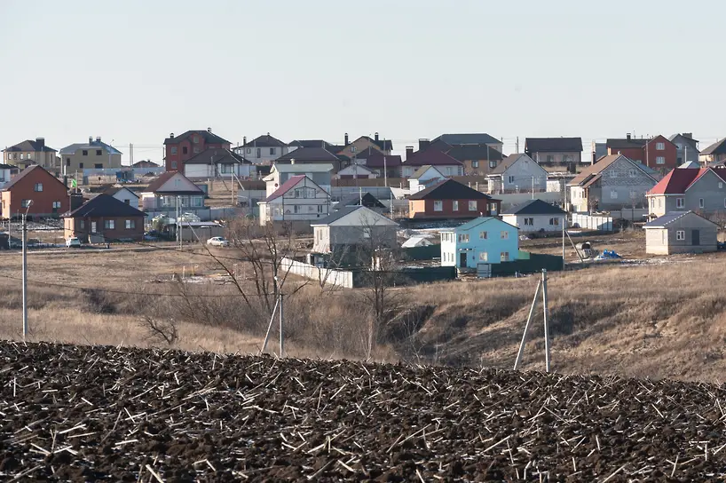 Что строят около дома в огороде