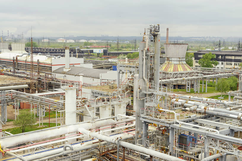 В 1998 году ЛУКОЙЛ нарастил производственный потенциал в переработке — компания приобрела 50% Пермского газоперерабатывающего завода (ООО «Пермнефтегазпереработка»), таким образом решив проблему утилизации попутного нефтяного газа.