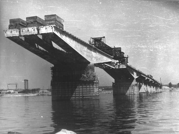 Сдача объекта протяженностью почти 1 км была приурочена к 50-летию Октябрьской революции, но мостостроители сдали объект раньше (на фото — завершение строительства моста через Каму).