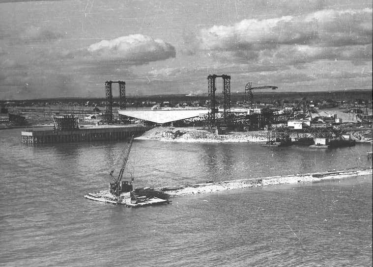 Организация разбила на правом берегу Камы стройгородок и с тех пор уже не покидала Прикамье (на фото — строительная площадка Камского моста, 60-е годы ХХ века).