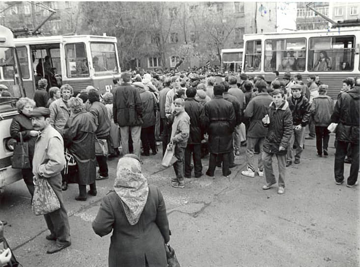 В начале 1990-х годов в Перми, как и по всей стране, бушевал экономический кризис позднего СССР. Талоны буквально на все не решали проблемы дефицита товаров. Все это вылилось в спонтанное выражение недовольства пермяков. Летом 1990 года прошел первый бунт — табачный, с перекрытием центральных улиц. В 1991 году прошел водочный бунт, когда в магазине на ул. Крупской закончилось спиртное. Тогда тоже было перекрыто движение. На фото: водочный бунт в Перми, 1990 год.