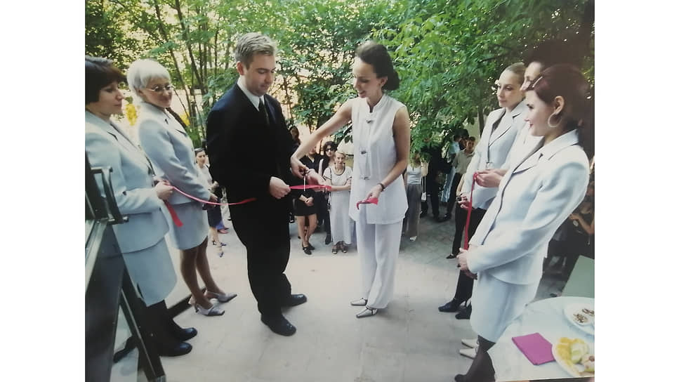 В 1997 году распространитель косметики Mary Kay Вера Долганова арендовала 8 кв. м в гостинице «Урал» — с этого «пятачка» началась продажа элитной парфюмерии в Перми. Сейчас «Золотая роза» — единственный частный магазин, который предлагает элитную косметику. На фото: Вера Долганова принимает участие в открытии первого бутика «Золотая роза».