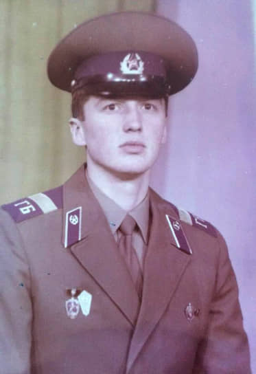 Вскоре отправился в армию. Службу он провел в Кремлевском полку. После армии работал преподавателем начальной военной подготовки и физвоспитания в школе №75 Перми.