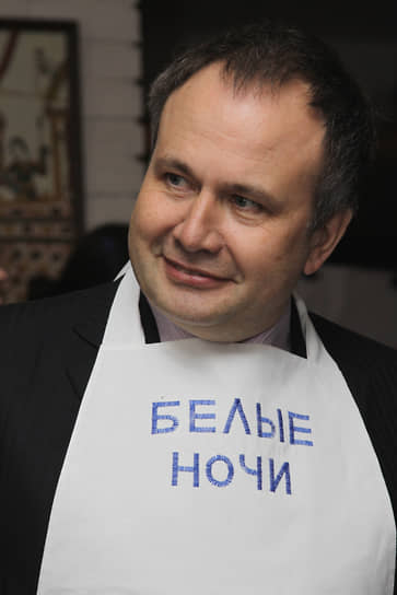 2014. В феврале 2014 года экс-губернатор Пермского края Олег Чиркунов сообщил, что переезжает на юг Франции — в область Лангедок-Руссийон. Там он приобрел заброшенное поместье и обещал заняться не только производством вина, но и развитием культурных проектов. Именно за это — за попытку расчистить, взрыхлить и засеять регион новыми культурными семенами одни Чиркунова уважают так же сильно, как другие — ненавидят. Впрочем, за это время Перми удалось обзавестись не только статусом либеральной столицы Урала, «красными человечками» и надеждами, но и главными дорогами. Считавшаяся губернаторской продовольственная сеть «Семья» после его отъезда столкнулась с конкуренцией со стороны федералов. В прошлом году была продана «Ленте».
На фото: губернатор Пермского края Олег Чиркунов