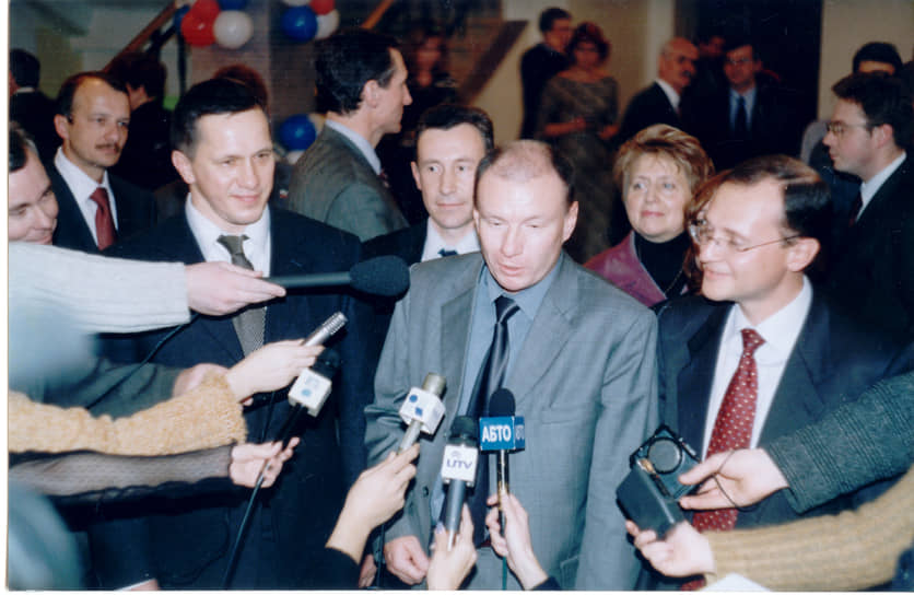 2003. В феврале 2003 года компания «Интеррос» Владимира Потанина объявила о продаже пакетов предприятий пермского моторостроительного комплекса госпредприятию «Госинкор». Владимир Потанин занялся пермским двигателестроением в конце 1990-х: холдинговая компания привлекла в Прикамье конкурентов из Pratt &amp; Whitney. Это выглядело даже логично, ведь первый пермский мотор был лицензионной копией американского «Циклона». Сейчас участие иностранной компании в производстве пермских авиадвигателей считается досадной, но все же вовремя исправленной ошибкой. Следующим этапом консолидации пермского авиастроения станет создание в 2008 году Объединенной двигателестроительной корпорации. Постепенно все пермские производства, разделенные в ходе приватизации, окажутся под ее крылом.
На фото: генеральный директор «Интерроса» Владимир Потанин, губернатор Пермской области Юрий Трутнев