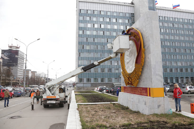 2014. В июне 2014 года Пермь вернула себе один из символов — орден Ленина. Орден вручили в 1971 году за успешное выполнение пятилетнего плана по развитию промышленного производства. Его торжественно установили на Комсомольском проспекте, а спустя 42 года земельный участок выкупили частные лица. Это оказалось возможным, поскольку орден не был внесен в реестр объектов культурного наследия. В июле 2014 года «Городской центр охраны памятников» объявил конкурс на выполнение работ по переносу символа на новое место — работы оценили в 2 млн руб. На фото: орден Ленина