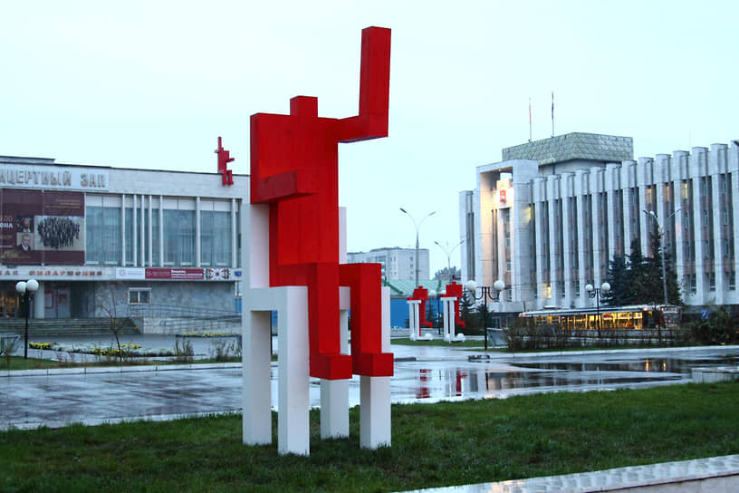 2010. В Перми в рамках «культурной революции», объявленной губернатором Олегом Чиркуновым, появились новые арт-объекты. Так, у здания Законодательного собрания Пермского края «поселились» четырехметровые красные человечки, вызвавшие негодование у народных избранников. «Мы все гадаем и думаем, что это за человечки? Что это значит?» — спросил на заседании комитета по экономической политике руководитель фракции «Единой России» Геннадий Тушнолобов