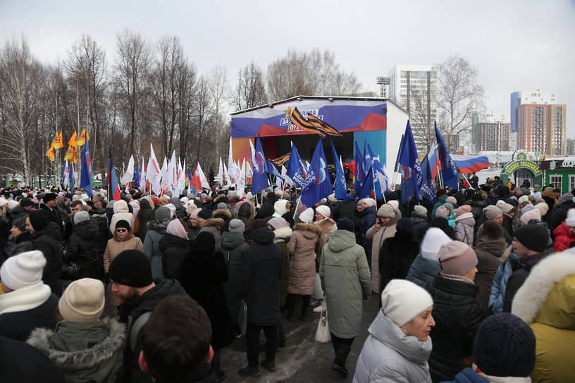 Патриотические концерты-митинги в последний год проходят в Перми регулярно. Последний раз активисты из «Молодой гвардии» собирали пермяков на эспланаде в сентябре прошлого года