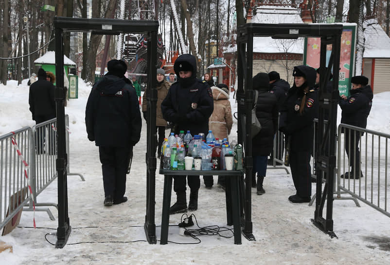 С утра припарковаться к кварталу парка оказалось невозможно из-за запрета. Традиционно на патриотическое мероприятие горожан привлекали полевой кухней, где бесплатно выдавали гречневую кашу