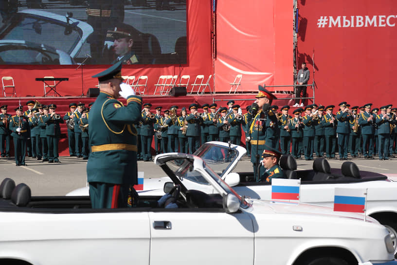 Командование прохождением войск осуществлял начальник Пермского Суворовского военного училища Министерства обороны РФ, генерал-майор Николай Братухин. Принял парад руководитель Пермского военного института войск национальной гвардии (Росгвардии), генерал-майор Евгений Русанов