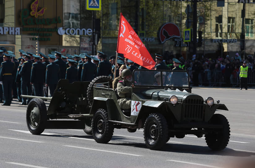 По площади один за другим прошли РСЗО «Град», 2С31 «Вена», гаубица «Мста-Б», САО 2С23 «Нона-СВК», пушка МЛ-20, пушка М-30, пушка А-19, миномет 120 мм, миномет 240 мм, противотанковая пушка 100 мм