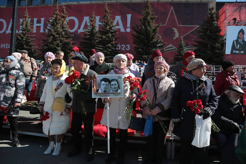 Акция «Бессмертный полк» в этом году по всей стране проходит в новых форматах. Пермяки все равно приносили фотографии своих прославленных предков