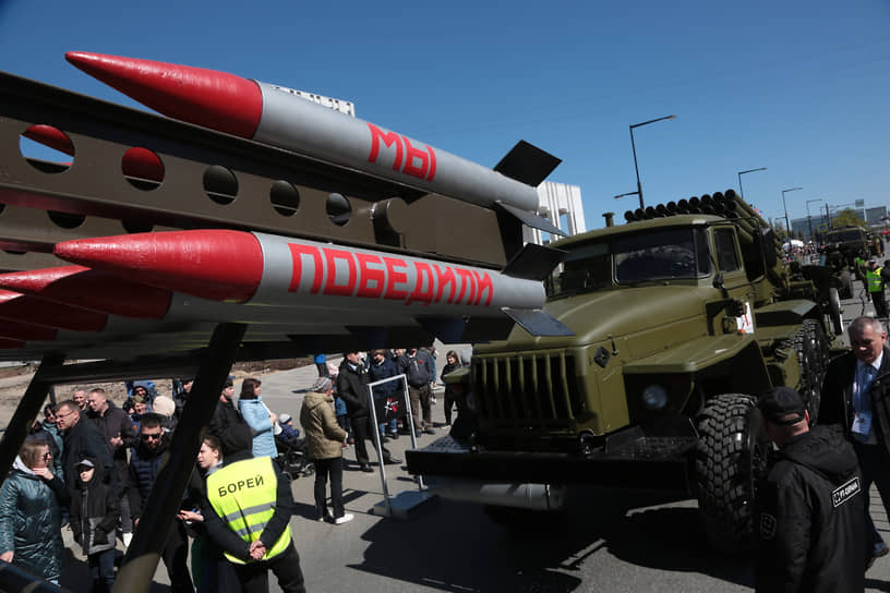 Участвовавшая утром в торжественном прохождении войск пермского гарнизона техника затем проследовала на городскую эспланаду в районе Театра-Театра, где стала частью временной экспозиции фестиваля «Оружие Победы»