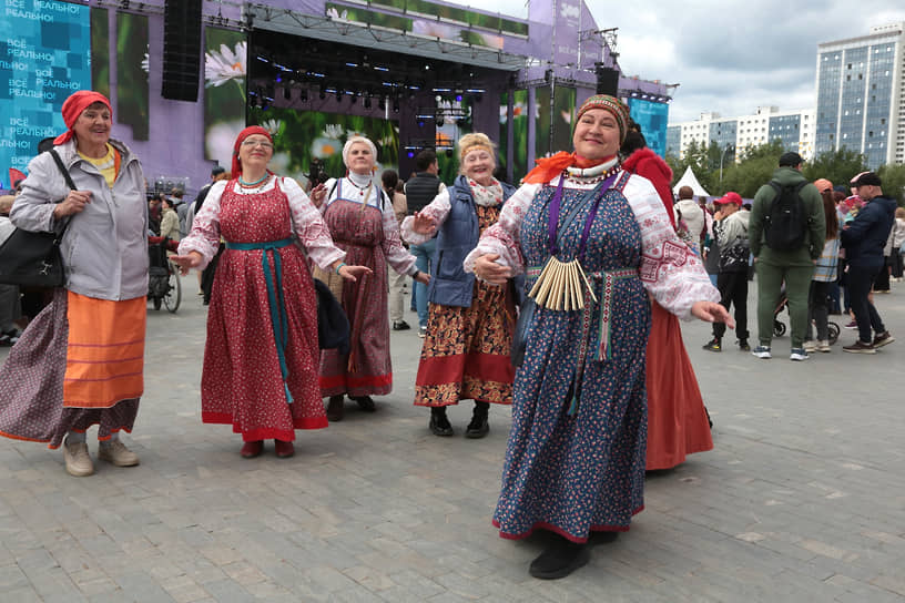 Выступление народных коллективов