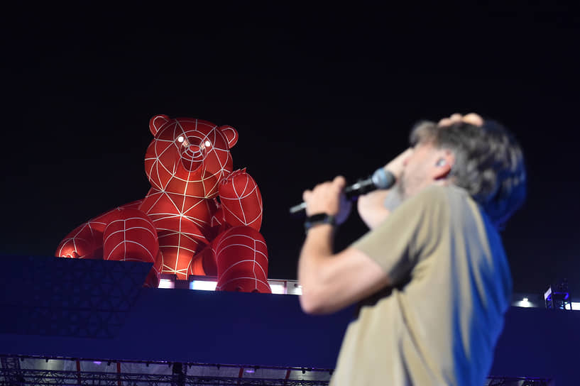 На крыше Театра-Театра на финальном гала-концерте появился большой надувной пермский медведь, который является частью герба Перми и Пермского края