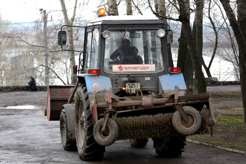 Летом было признано банкротом ООО «Дортехинжиниринг», головное предприятие ГК «Пермавтодор», одного из крупнейших дорожных подрядчиков. Оно было создано семь лет назад на базе обанкротившегося холдинга «Юкон Групп», в который входили бывшие краевые подрядчики — ОАО «Пермавтодор» и ОАО «Пермдорстрой». Стоит отметить, что в отношении этих юрлиц процедуры банкротств за более чем десятилетний срок еще не завершены, а уже начато финансовое оздоровление «правопреемников». Второе крушение «Пермавтодора» произошло в том числе из-за решения краевых властей: по их инициативе крупнейший лот подрядчика — содержание улиц центра Перми — перешел к краевому подрядчику. Надо отметить, что к этому времени у властей было множество претензий к работе подрядчика. За ним числился долг свыше 700 млн рублей