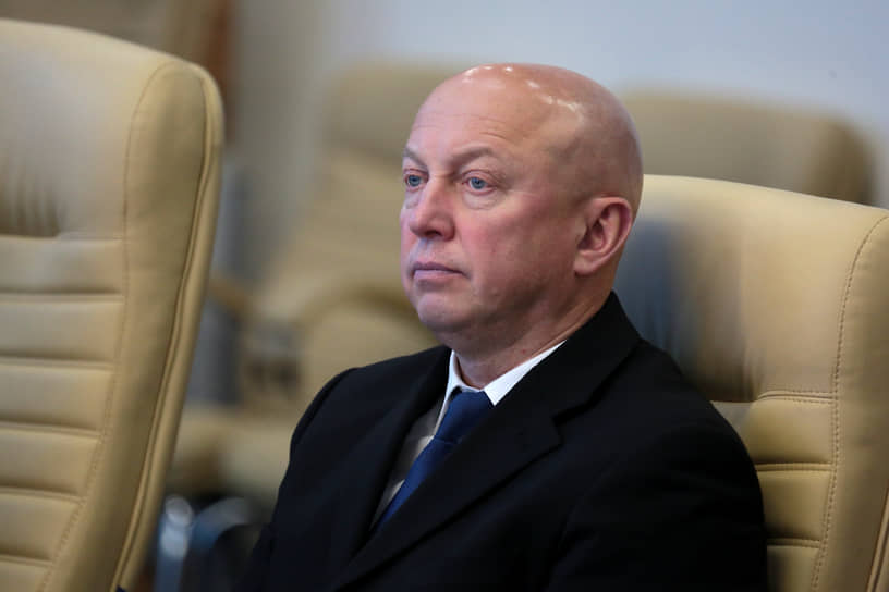 Самым «громким» кадровым решением на муниципальном уровне стала отставка главы Пермского муниципального округа Владимира Цветова, возглавлявшего муниципалитет с апреля 2021 года. Его досрочный уход с должности связан с недовольством деятельностью главы со стороны краевых властей. Так, губернатор Дмитрий Махонин незадолго до ухода господина Цветова публично раскритиковал работу главы в сфере ЖКХ. Исполняющим обязанности руководителя Пермского округа ожидаемо стала Ольга Андрианова, ранее занимавшая пост первого замглавы Перми.&lt;br> На фото: Владимир Цветов&lt;br>   
