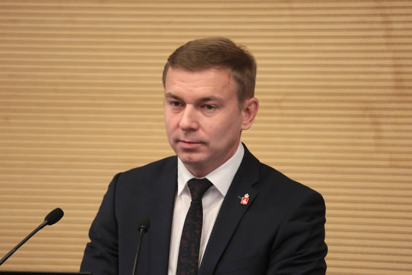 Вместе с Андреем Кокоревым правительство Прикамья покинули и ключевые члены его команды, в том числе краевой министр ЖКХ Артем Балахнин, работавший в кабмине с 2020 года. Он занимал должности замминистра ЖКХ, министра тарифного регулирования и энергетики, а с октября 2021-го возглавил минЖКХ. Господин Балахнин продолжит карьеру уже в администрации краевой столицы, где будет отвечать за коммунальное хозяйство города в должности замглавы Перми. Кто займет вакантную должность министра ЖКХ — пока неизвестно.&lt;br> На фото: Артем Балахнин&lt;br>   
