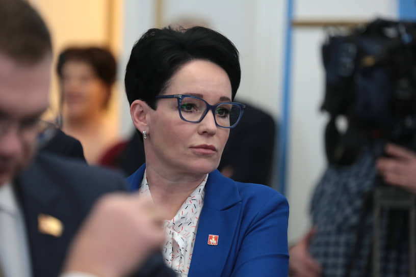 Исполняющая обязанности главы Пермского района Ольга Андрианова считается одним из доверенных лиц губернатора Прикамья. Она начинала карьеру в Пермском УФАС, однако в октябре 2020 года, после победы Дмитрия Махонина, перешла работать в краевое правительство на должность первого заместителя министра по управлению имуществом и градостроительной деятельности. После этого госпожа Андрианова возглавляла региональную инспекцию по охране объектов культурного наследия, а также работала вице-мэром Перми по градостроительным вопросам. После отставки главы Перми Алексея Демкина в июне 2023 года Ольга Андрианова короткое время исполняла обязанности градоначальника, а в августе того же года заняла должность первого вице-мэра в команде нового руководителя Перми Эдуарда Соснина. По данным источников «Ъ-Прикамье», сейчас пост первого замглавы Перми остается вакантным и на него рассматривается несколько кандидатов.&lt;br> На фото: Ольга Андрианова&lt;br>   
