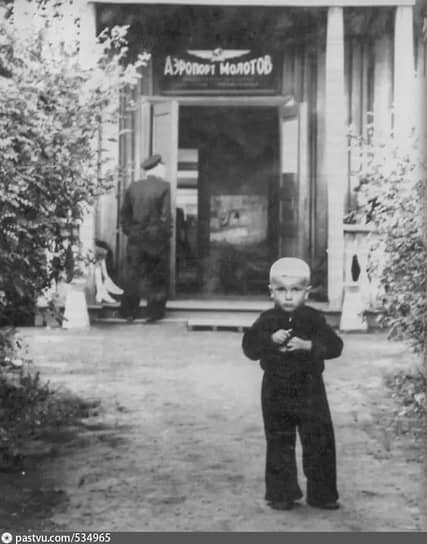 Днем рождения пермского аэропорта считается 2 февраля 1940 года. В этот день решением Главного управления Воздушного флота СССР был образован Пермский авиаотряд специального применения и местных авиалиний. Летчики отряда стали осуществлять авиарейсы с аэродрома Молотов, который располагался на территории сегодняшнего микрорайона Городские горки. В 1940 году полеты по маршруту Молотов — Свердловск выполнялись на четырехместном самолете «Сталь-2». Рядом с летным полем появились ангар и временное здание аэровокзала. &lt;br>На фото: здание аэровокзала аэропорта Молотов&lt;br>   