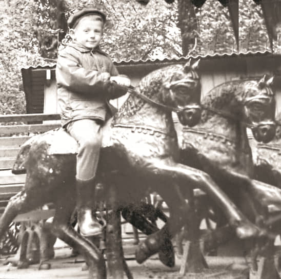 Сергей Черезов родился 27 мая 1965 года в Перми. Отец будущего газовика работал в одном из цехов будущей Пермской приборостроительной компании, мать — в сфере торговли. Сергей был единственным ребенком в семье. &lt;br>На фото: Сергей Черезов в детстве, 1960-е годы&lt;br>&lt;br>   