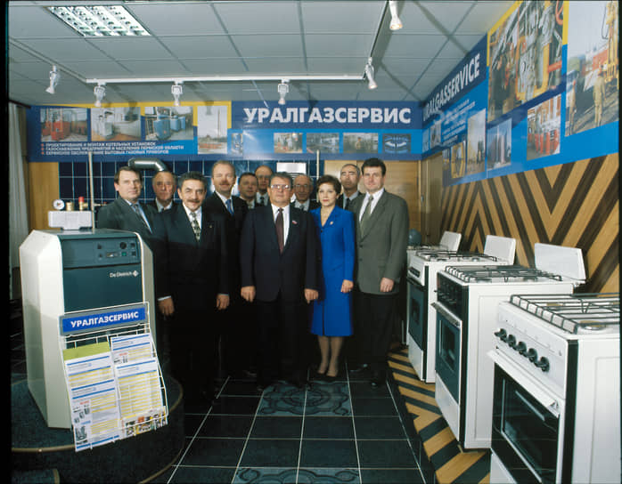 В 1997 году тогдашний гендиректор ЗАО «Фирма “Уралгазсервис”» Валерий Сазанов заметил его и пригласил работать своим заместителем — техническим директором. &lt;br>На фото: руководство «Уралгазсервиса» — в центре Валерий Сазанов, крайний справа — Сергей Черезов&lt;br>&lt;br>   
