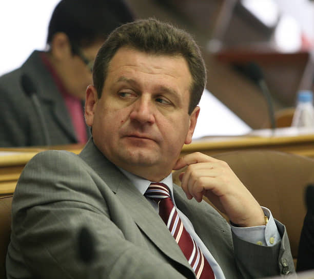 В 2011 году газовику пришлось прервать карьеру в Перми. «Газпром» расторг трудовое соглашение с господином Агишевым, направив в Пермь топ-менеджера из Кирова Евгения Михеева. Тот заменил практически всю команду. Сергей Черезов уехал из Перми в Санкт-Петербург, где «Межрегионгаз» предложил ему должность замгендиректора в своей IT-«дочке» — ООО «АНТ-Информ»