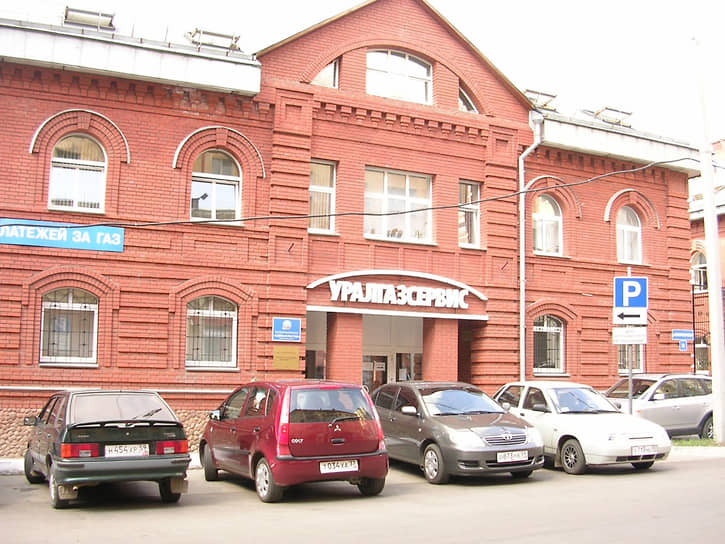 Новому гендиректору «Уралгазсервиса» Сергею Черезову была поручена реорганизация общества. Многочисленные непрофильные активы компании прошли аудит. Но большую часть времени топ-менеджменту УГС пришлось отражать рейдерскую атаку на предприятия, которая произошла в 2004–2005 годах. &lt;br>На фото: центральный офис «Уралгазсервиса», 2005 год&lt;br>&lt;br>   